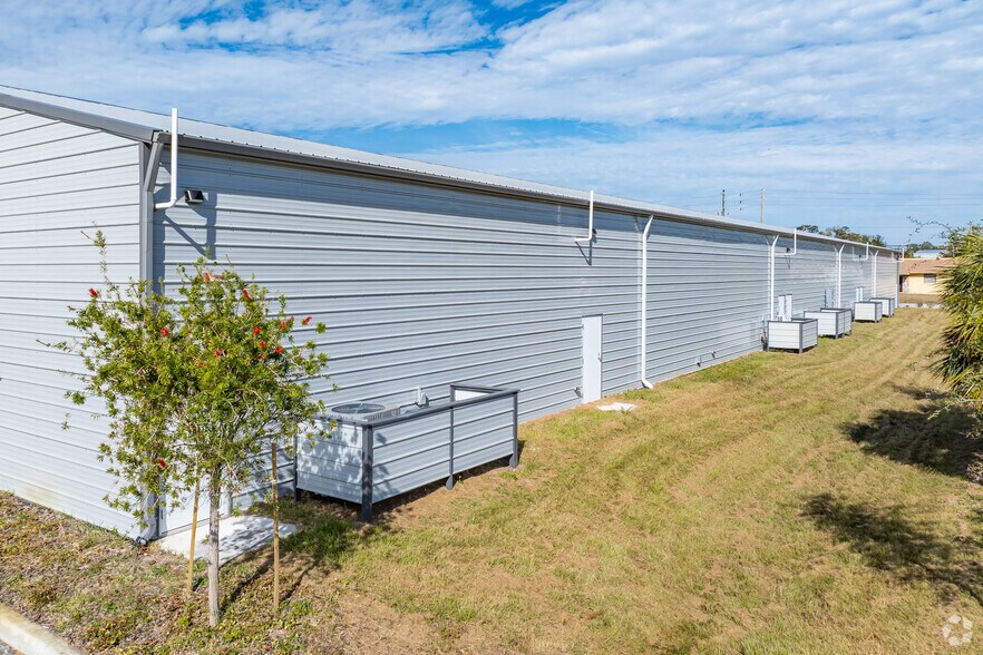 More Photos Of 2085 Calumet St, Clearwater Flex For Lease