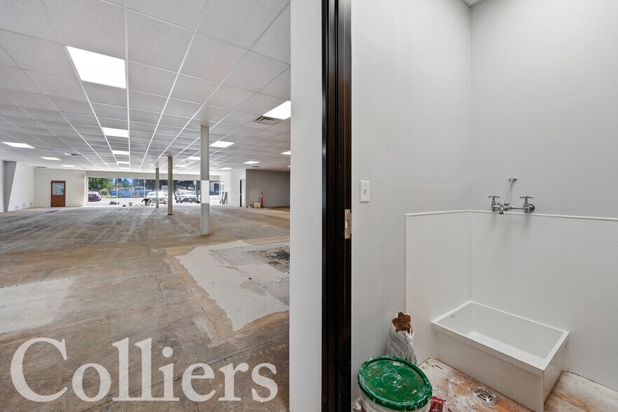 More Photos Of 2560 S Overland Ave, Burley Freestanding For Lease