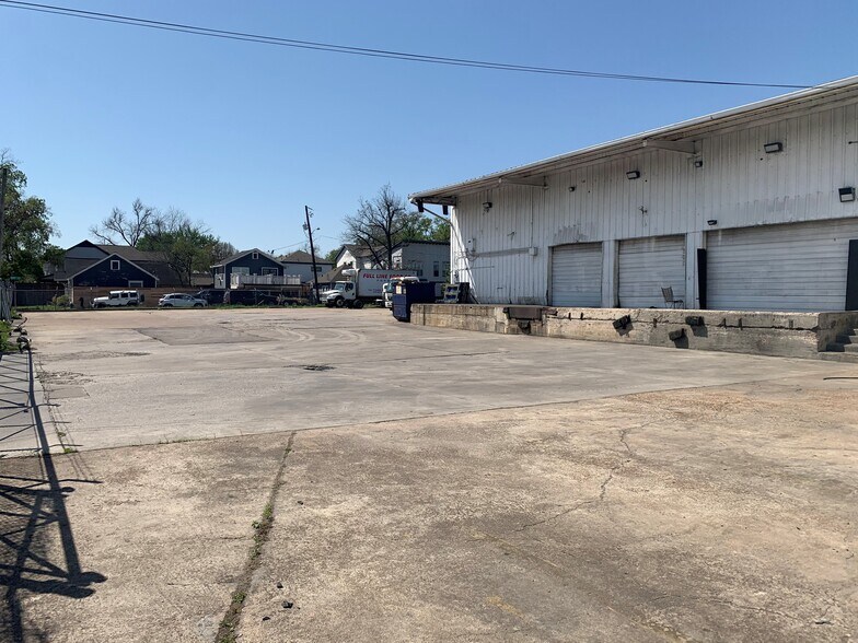 More Photos Of 1915 Airline Dr, Houston Warehouse For Lease