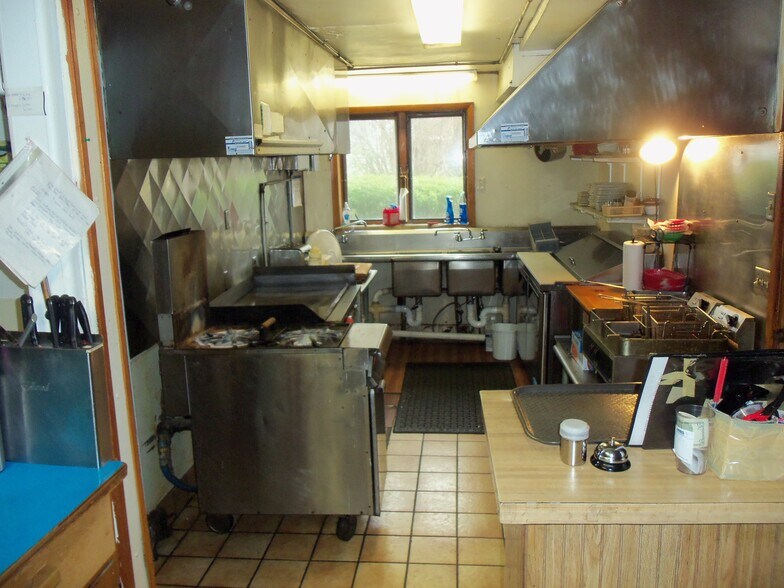 More Photos Of 314 Main St, Suring General Retail For Sale