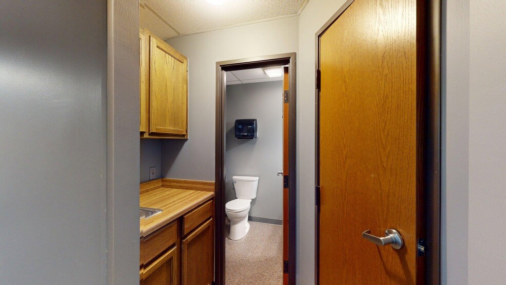 More Photos Of 2109 N Yellowood Ave, Broken Arrow Light Distribution For Lease