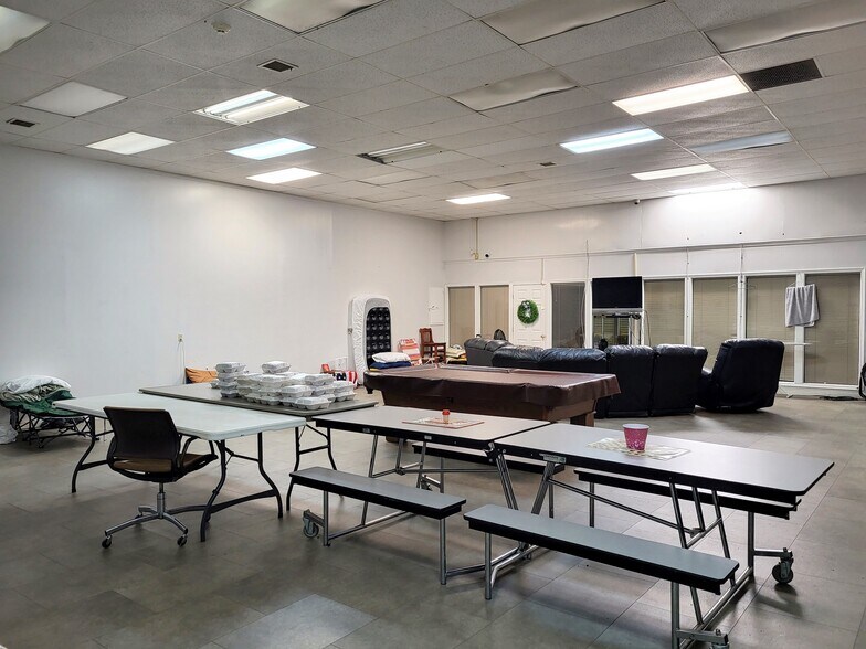 More Photos Of 603 W Main St, Glasgow Warehouse For Sale