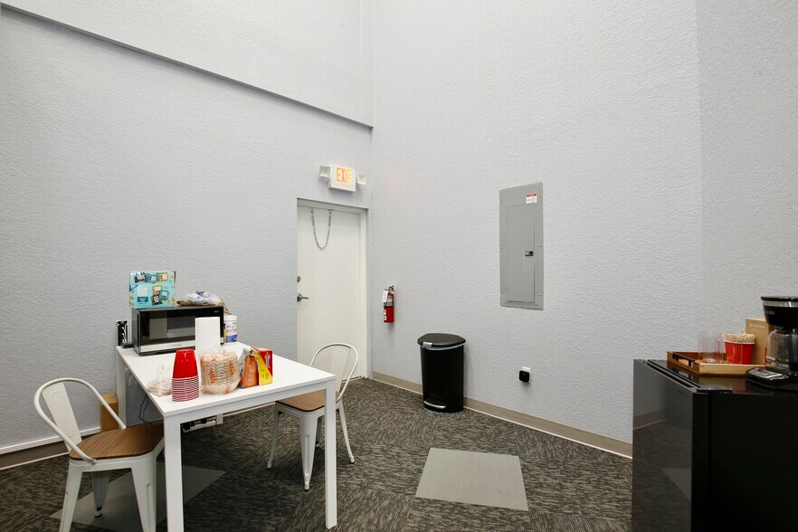 More Photos Of 6881 Kingspointe Pky, Orlando Flex For Lease