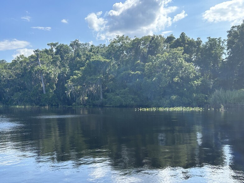 More Photos Of 101 S Prospect St, Crescent City Flex For Sale