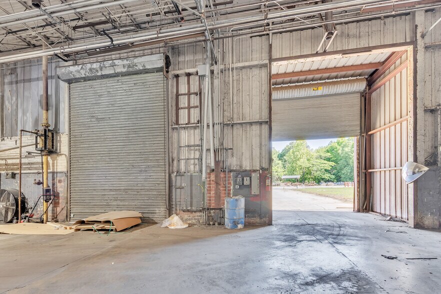 More Photos Of 11200 Dunbarton Blvd, Barnwell Manufacturing For Lease