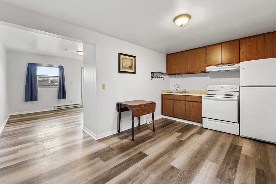 More Photos Of 4991 Arthur Rd, Slinger Hotel For Sale