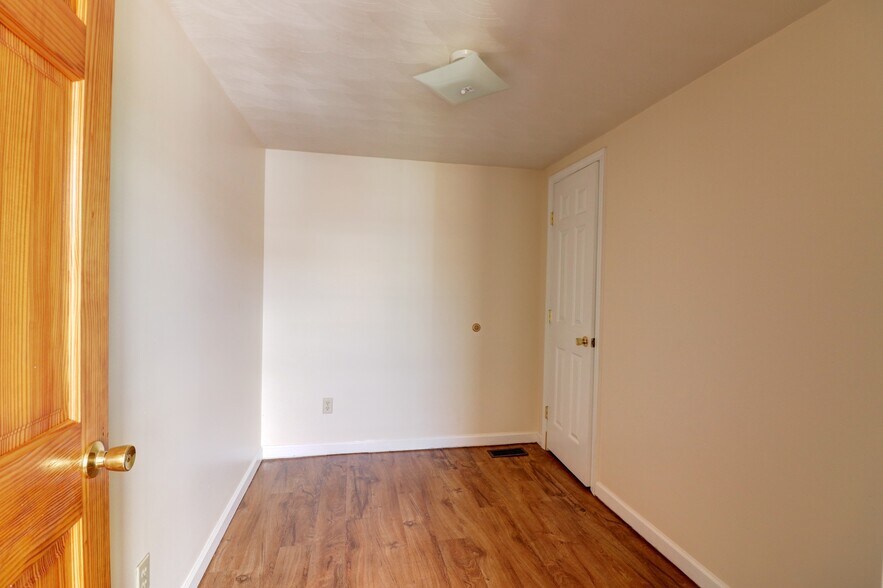 More Photos Of 14 E Main St, Waterloo Township Bar For Sale