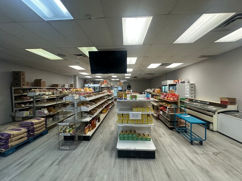 More Photos Of 3303 118 Ave Nw, Edmonton Storefront For Lease