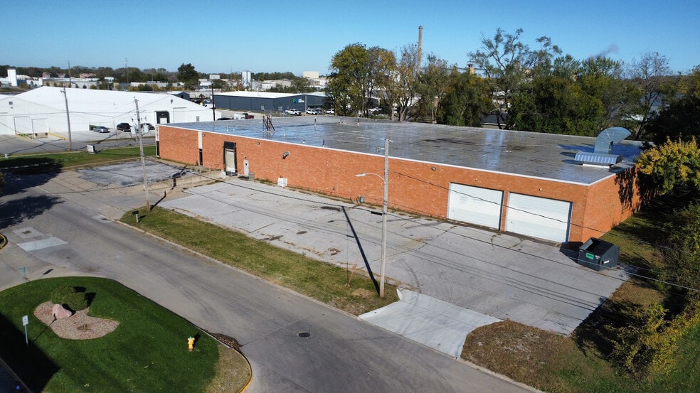 More Photos Of 2701 Delaware Ave, Des Moines Warehouse For Sale