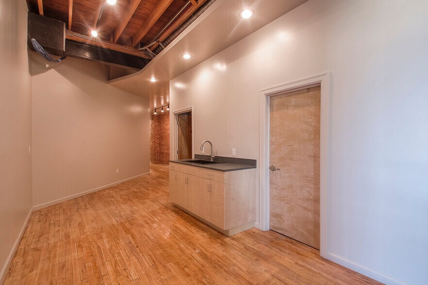 More Photos Of 1625-1627 Oak St, Kansas City Storefront Retail Office For Lease