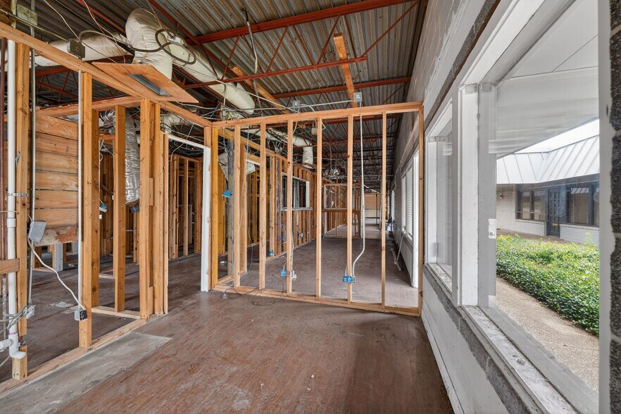 More Photos Of 401 W Centerville Rd, Garland Office For Sale