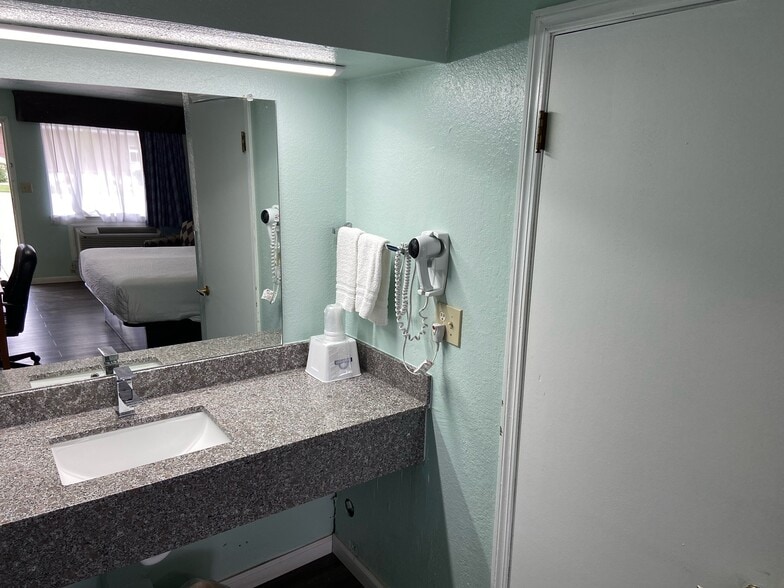 More Photos Of 1901 E 1st St, Pratt Hotel For Sale