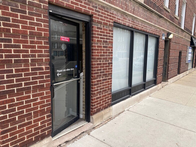More Photos Of 2000 W Foster Ave, Chicago Apartments For Lease