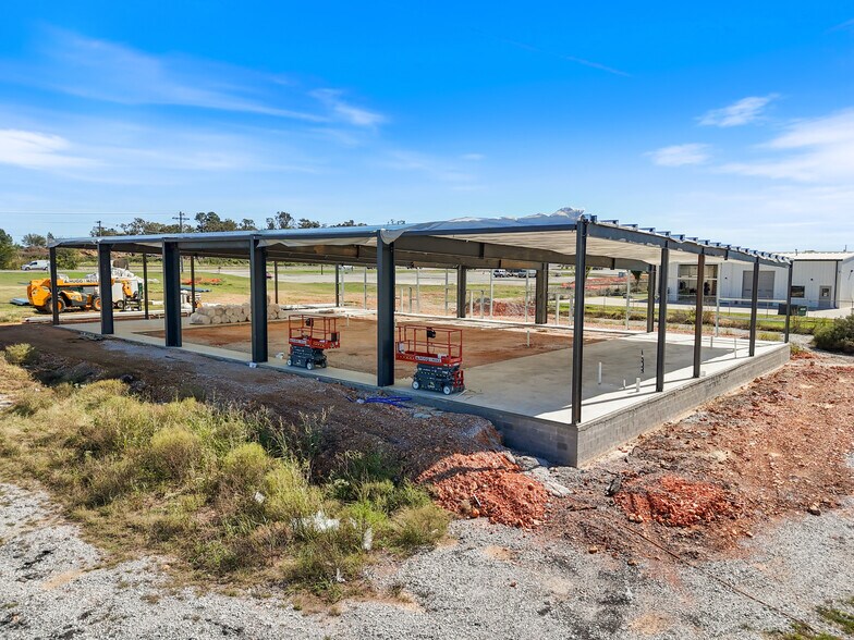 More Photos Of 2420 S 8th St, Rogers Flex For Lease