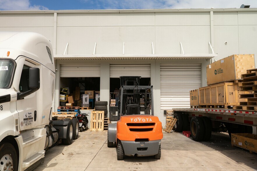More Photos Of 7851-7863 NW 46th St, Doral Warehouse For Sale