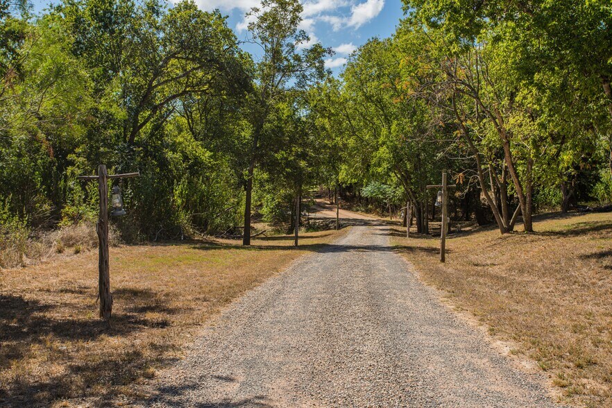 More Photos Of 10207 E Hwy 290, Fredericksburg Freestanding For Sale
