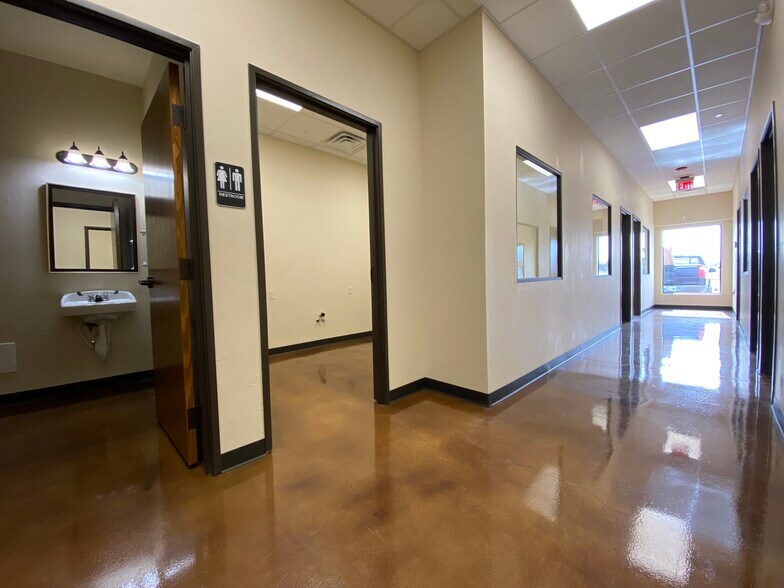 More Photos Of 8921 NW Expressway St, Oklahoma City Warehouse For Lease