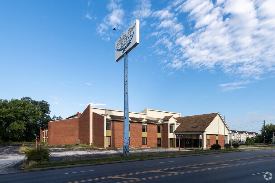 Primary Photo Of 300 S 3rd, Quincy Hotel For Sale