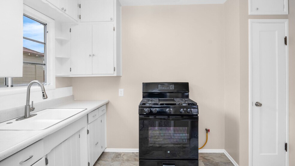 More Photos Of 10346 Oro Vista Ave, Sunland Multifamily For Sale