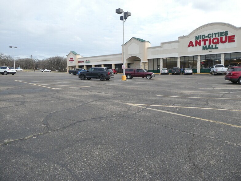 More Photos Of 803-819 W Pipeline Rd, Hurst Unknown For Lease