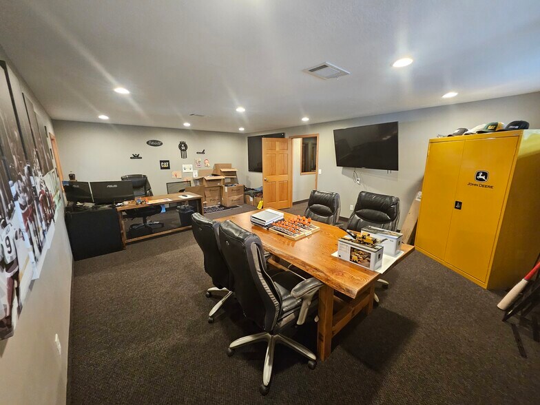 More Photos Of 14280 James Rd, Rogers Service For Lease