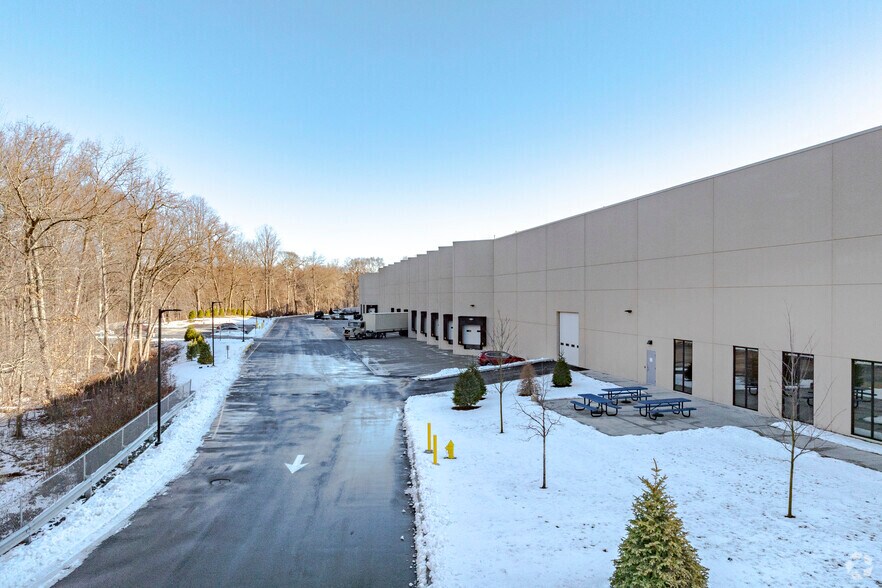 More Photos Of 300 Sub Way, Milford Warehouse For Lease