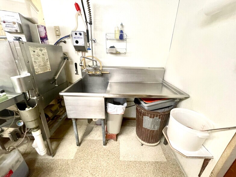 More Photos Of 924 N Main St, Mountain Grove Restaurant For Sale