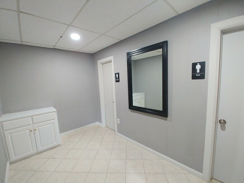 More Photos Of 1523 Salisbury Rd, Statesville Showroom For Lease