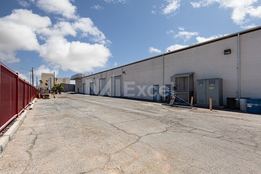 More Photos Of 5325 S Valley View Blvd, Las Vegas Warehouse For Lease