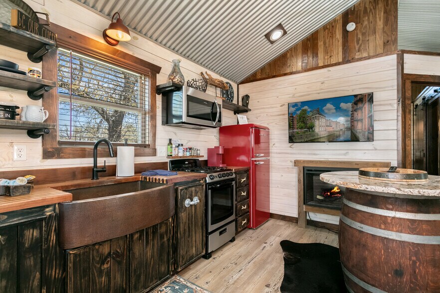 More Photos Of 100 Five Star Trl, Fredericksburg Hotel For Sale