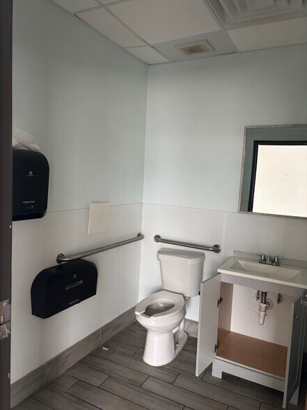 More Photos Of 5617 Mccart Ave, Fort Worth Service Station For Lease