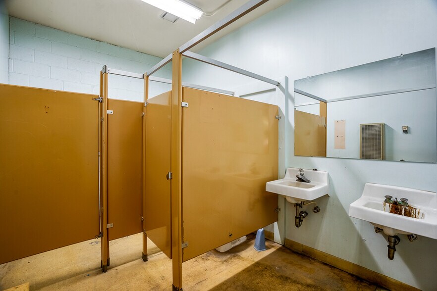 More Photos Of 20 Arroyo Cuyamungue Rd, Santa Fe Warehouse For Sale