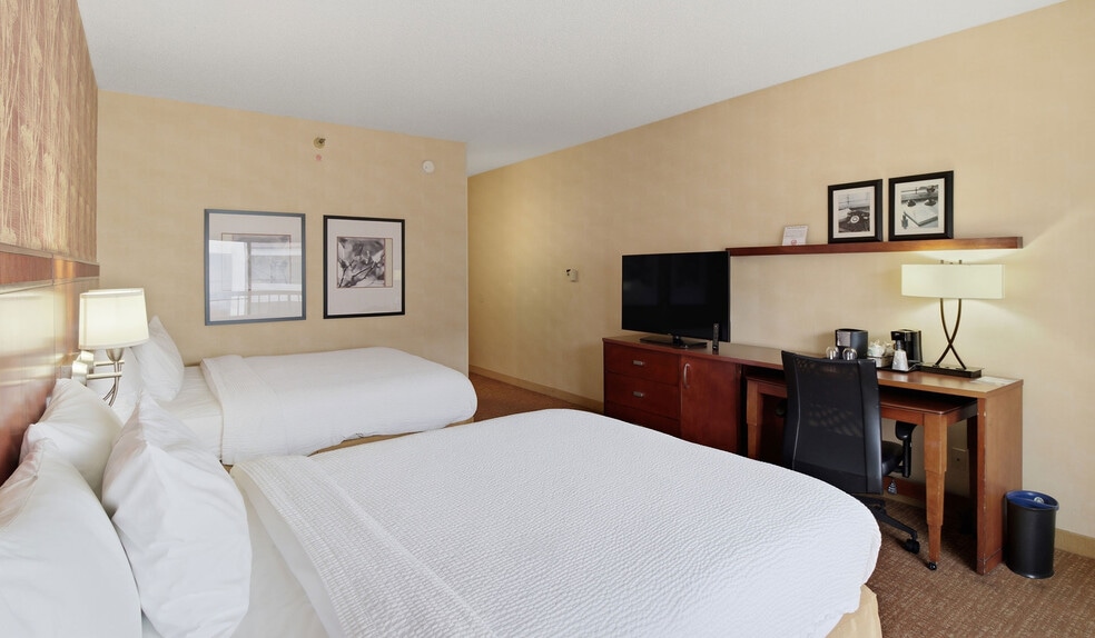 More Photos Of 100 West Algonquin Rd, Arlington Heights Hotel For Sale