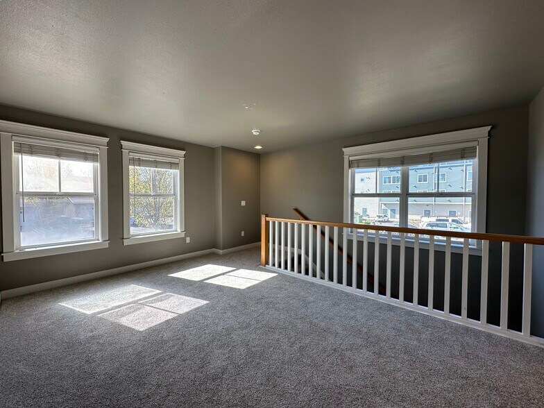 More Photos Of 1505 Ne Village St, Fairview Office For Sale