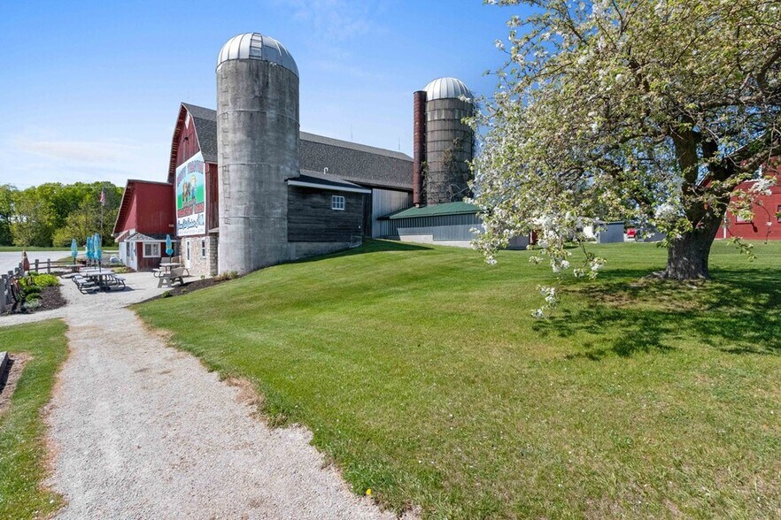 More Photos Of 6216 WI-42, Egg Harbor General Retail For Sale