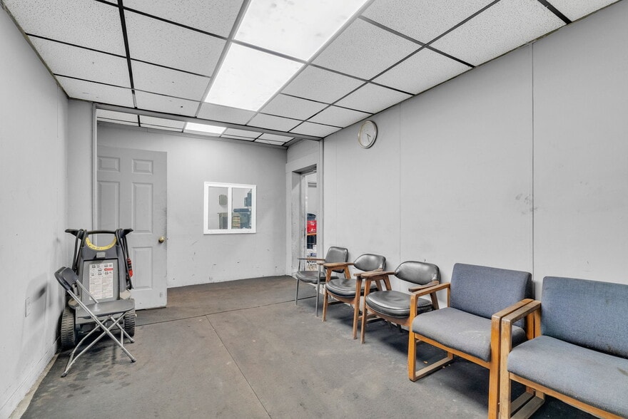 More Photos Of 1475 S Newburgh Rd, Westland Light Distribution For Sale