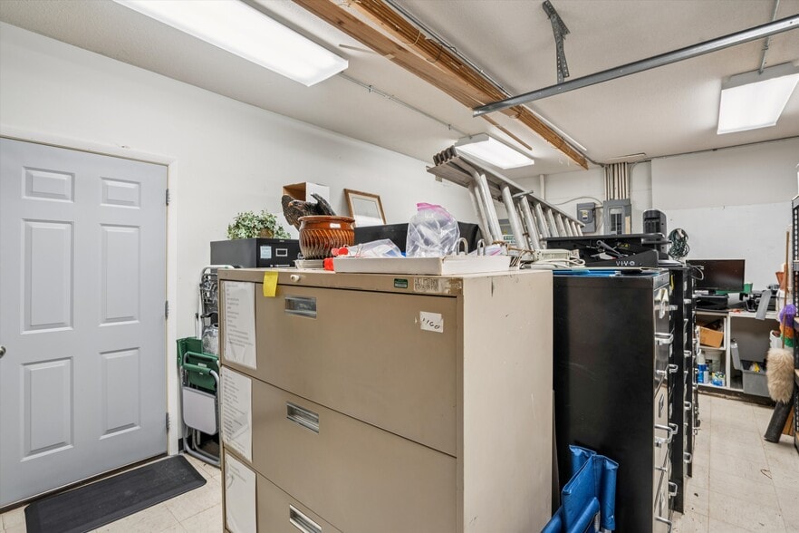 More Photos Of 2721 SW 30th St, Des Moines Office For Sale