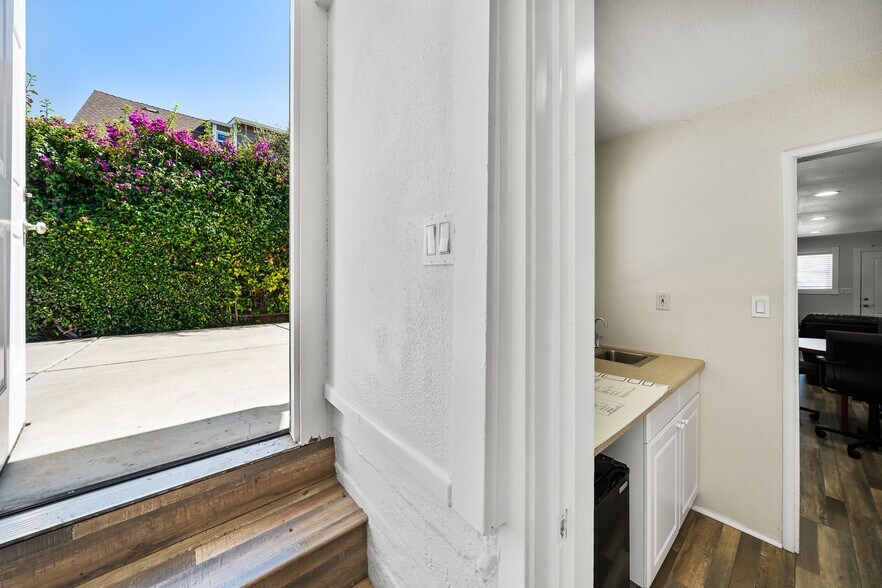 More Photos Of 8336 Brentwood Blvd, Brentwood Office Residential For Sale
