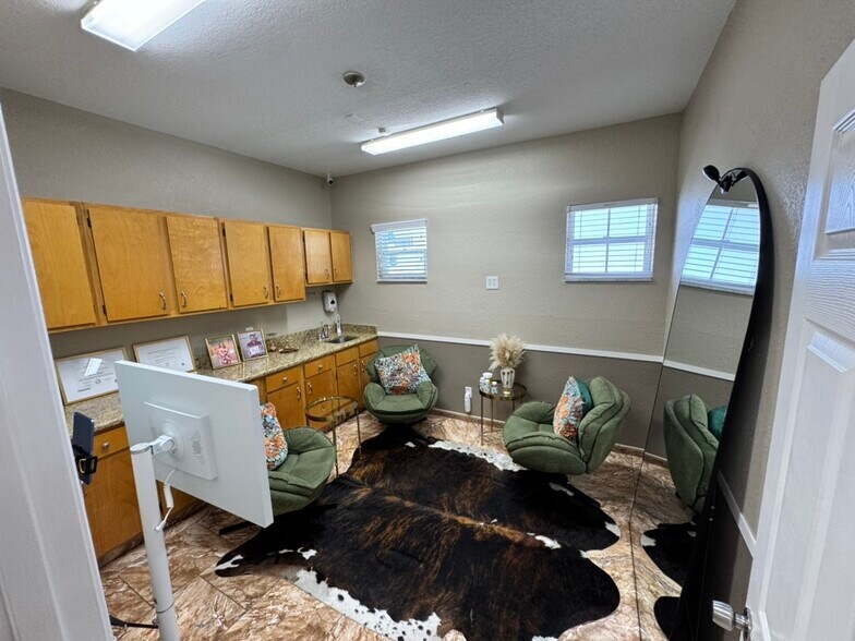 More Photos Of 5633 Metrowest Blvd, Orlando Veterinarian Kennel For Lease