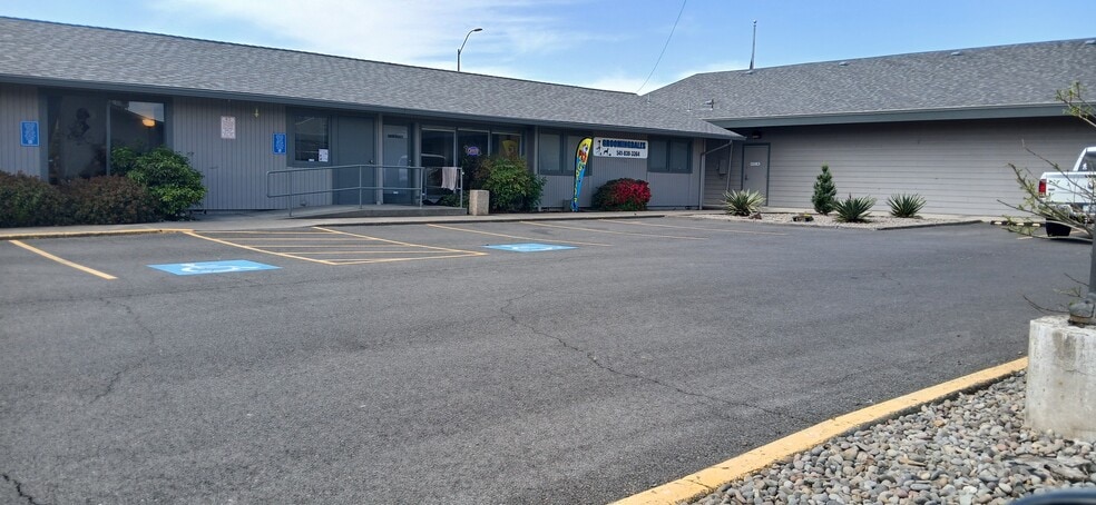 More Photos Of 7561-7571 Crater Lake Hwy, White City Unknown For Lease