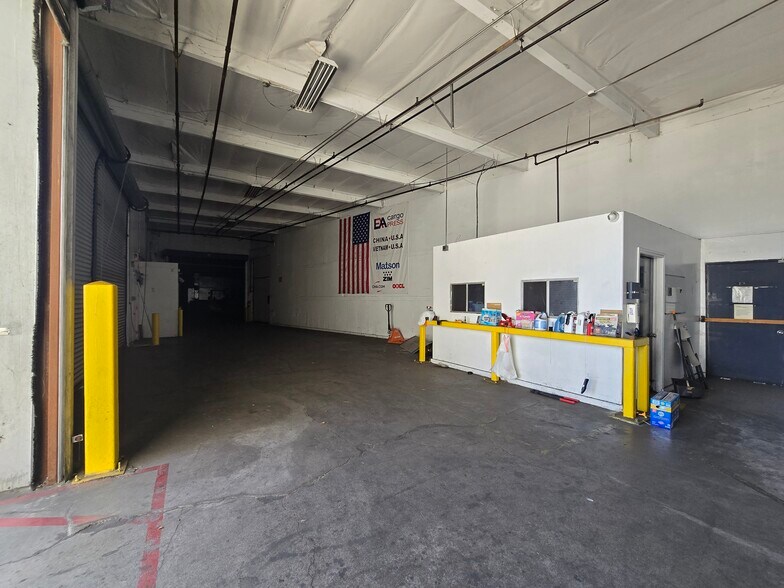 More Photos Of 5519 Jillson St, Commerce Warehouse For Lease