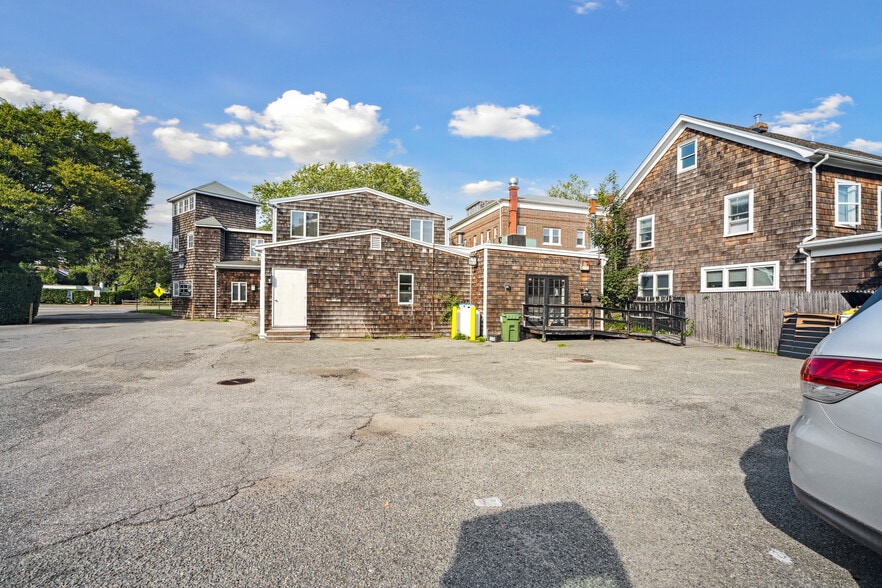 More Photos Of 3 Railroad Ave, East Hampton Storefront Retail Office For Lease
