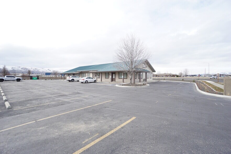 More Photos Of 2600 Business Pkwy, Union Gap Medical For Lease