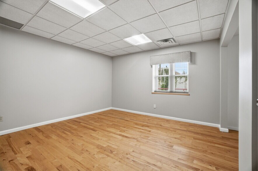 More Photos Of 16821 Park Circle Dr, Chagrin Falls Office For Sale