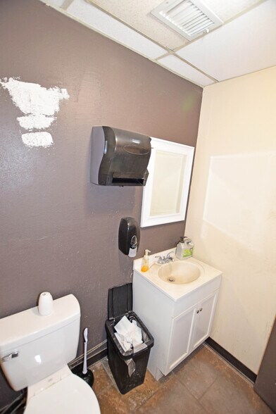 More Photos Of 302 Industrial Ave, Odessa Warehouse For Sale