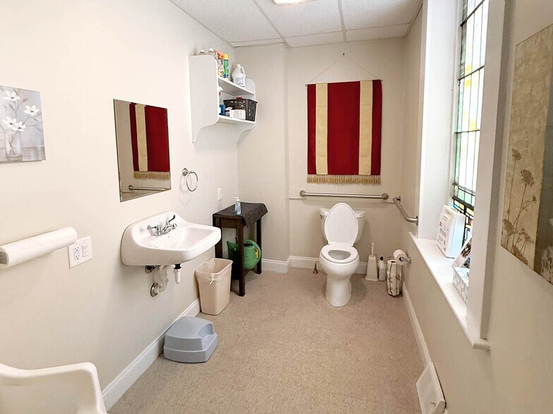 More Photos Of 152 N Main St, Spring Grove Specialty For Lease