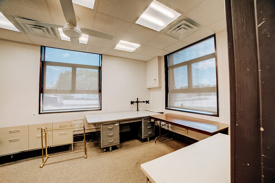 More Photos Of 109 S 2nd St, Watseka Office For Sale