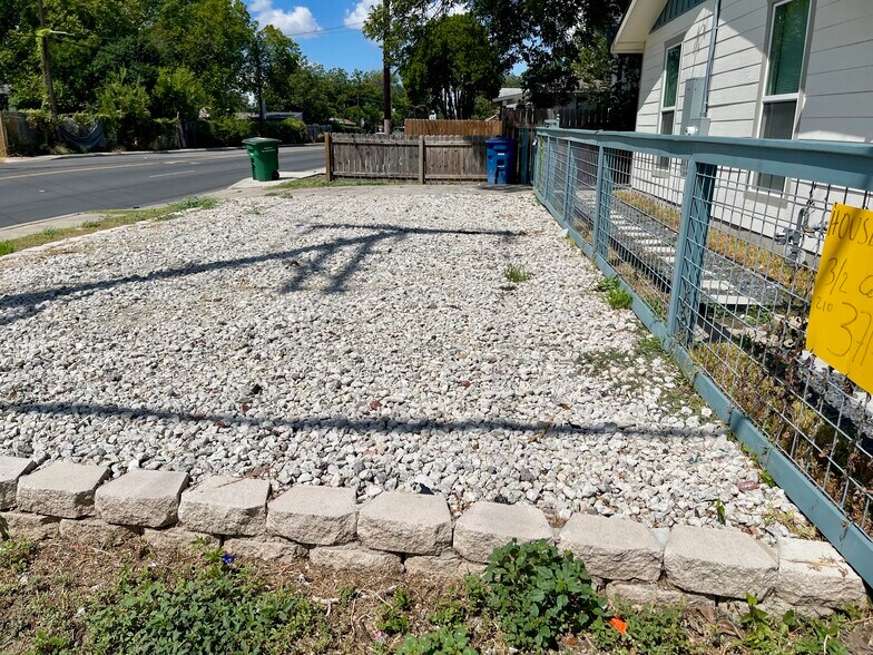 More Photos Of 629 S Gevers St, San Antonio Office For Sale