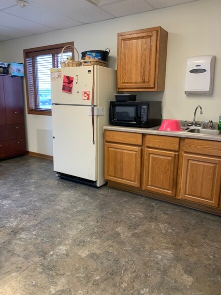 More Photos Of 8635 Hollander Dr, Franksville Manufacturing For Lease