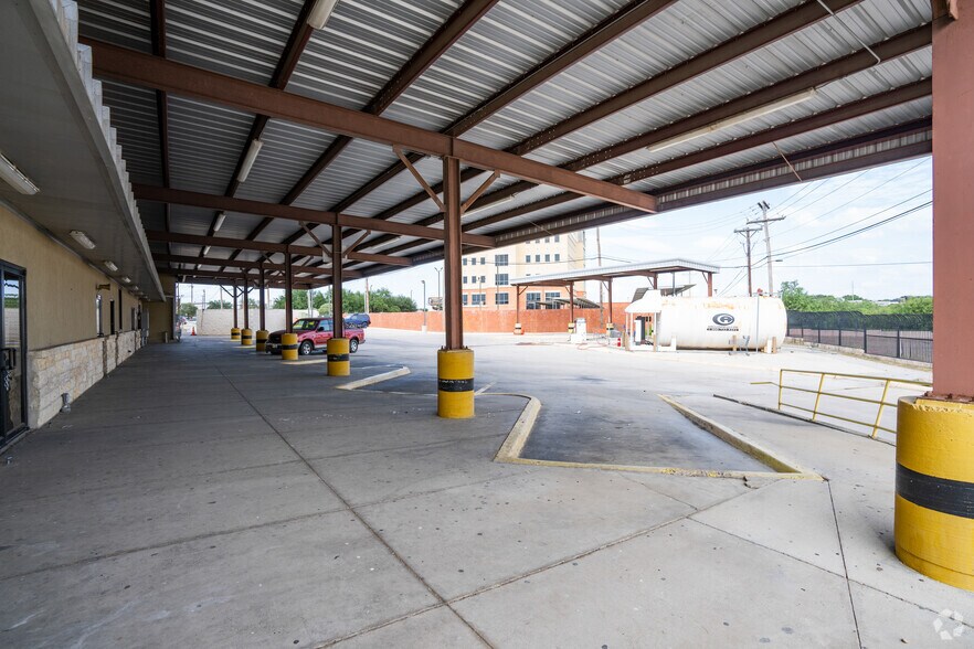 More Photos Of 8915 San Dario Ave, Laredo Truck Stop For Lease